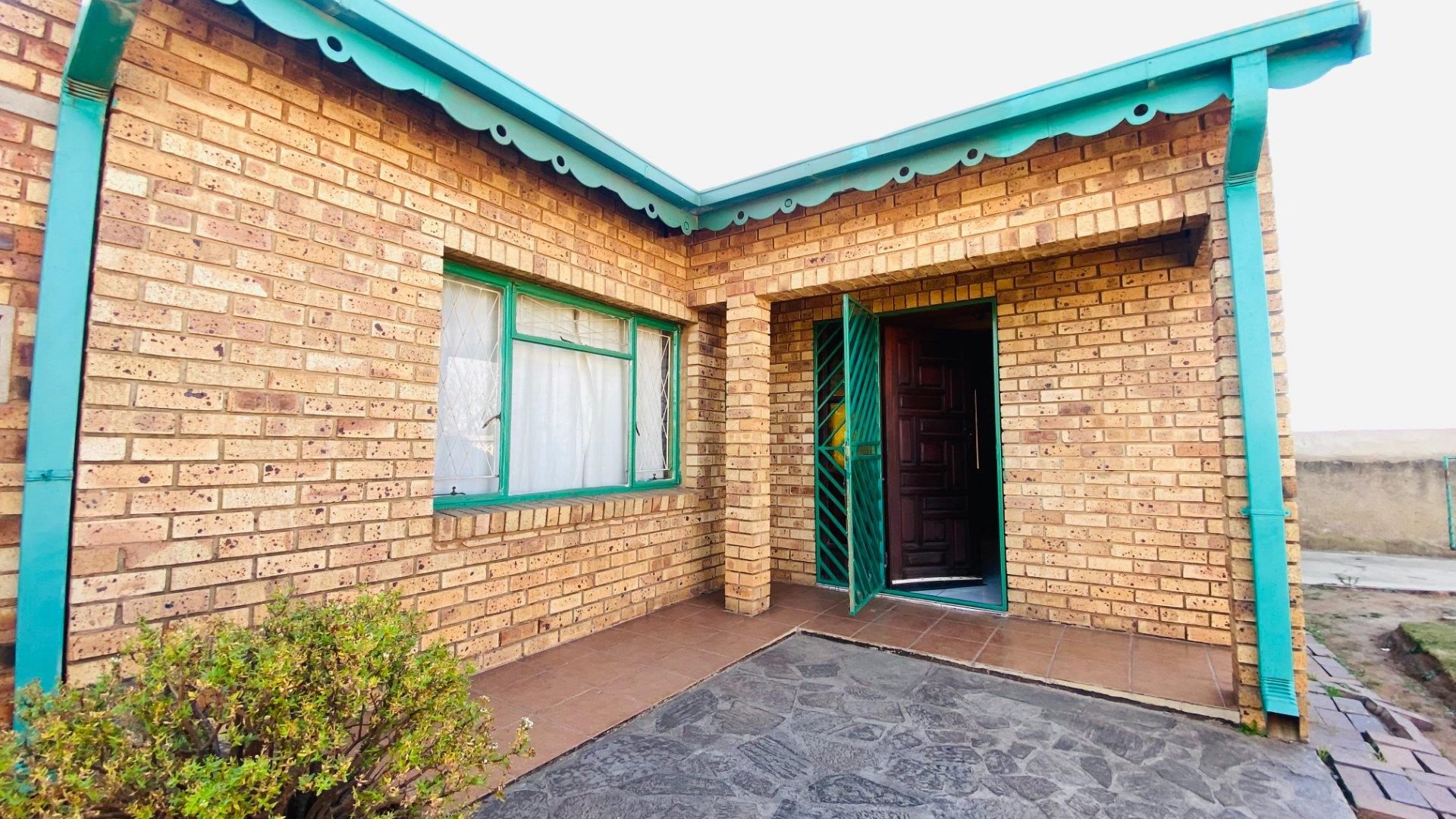4 Bedroom House for sale in Daveyton - P24-117307194