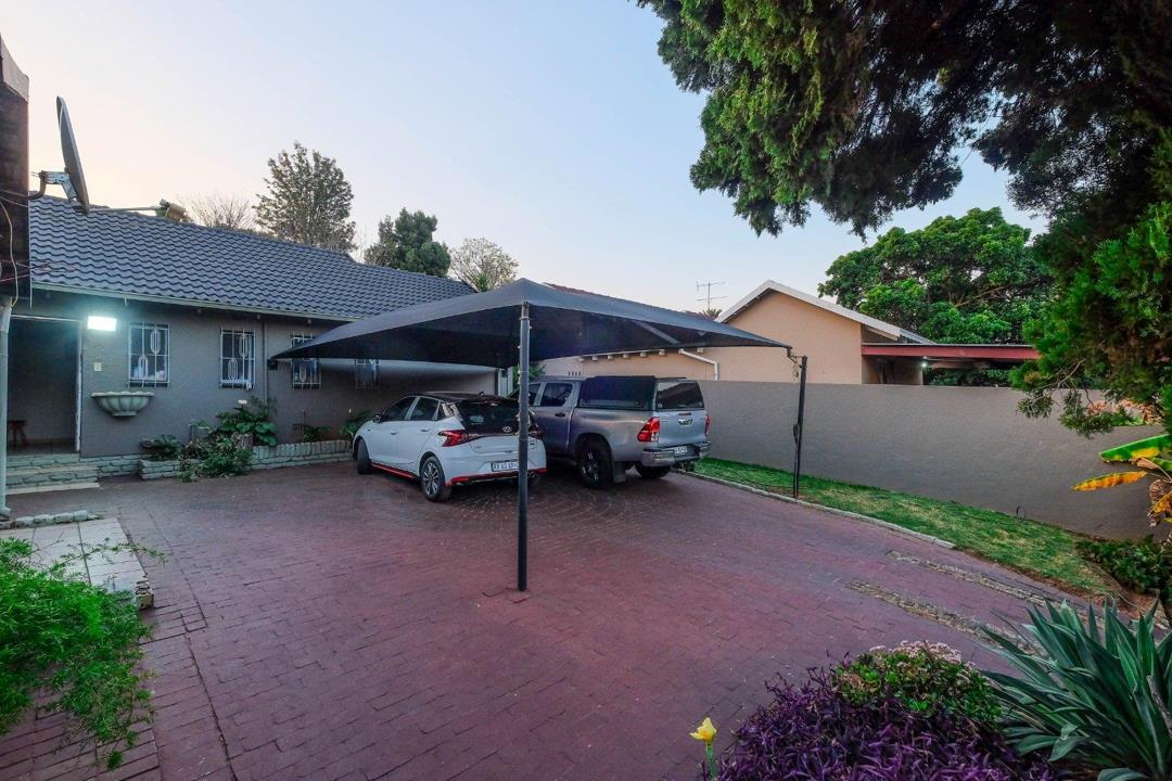 4 Bedroom House for sale in Lindhaven - P24-117309332