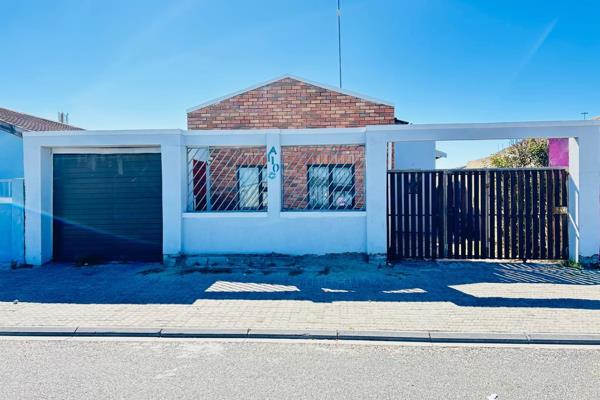 Show house on appointment only!! 

Situated on a +/- 243 sqm plot in Khulani Park, this spacious family home offers an excellent ...
