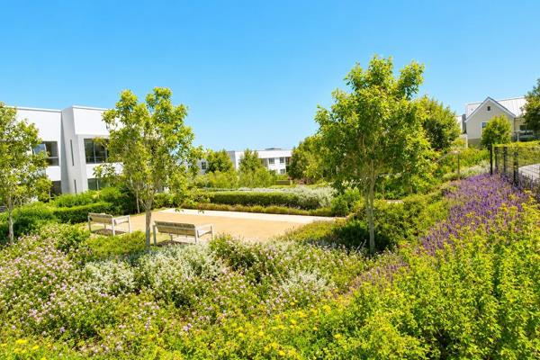 Nestled in the prestigious suburb of Plattekloof, this exceptional retirement apartment offers a lifestyle of comfort, convenience and ...