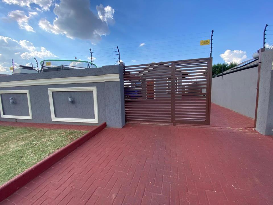 3 Bedroom House for sale in Modderbee - P24-117312559