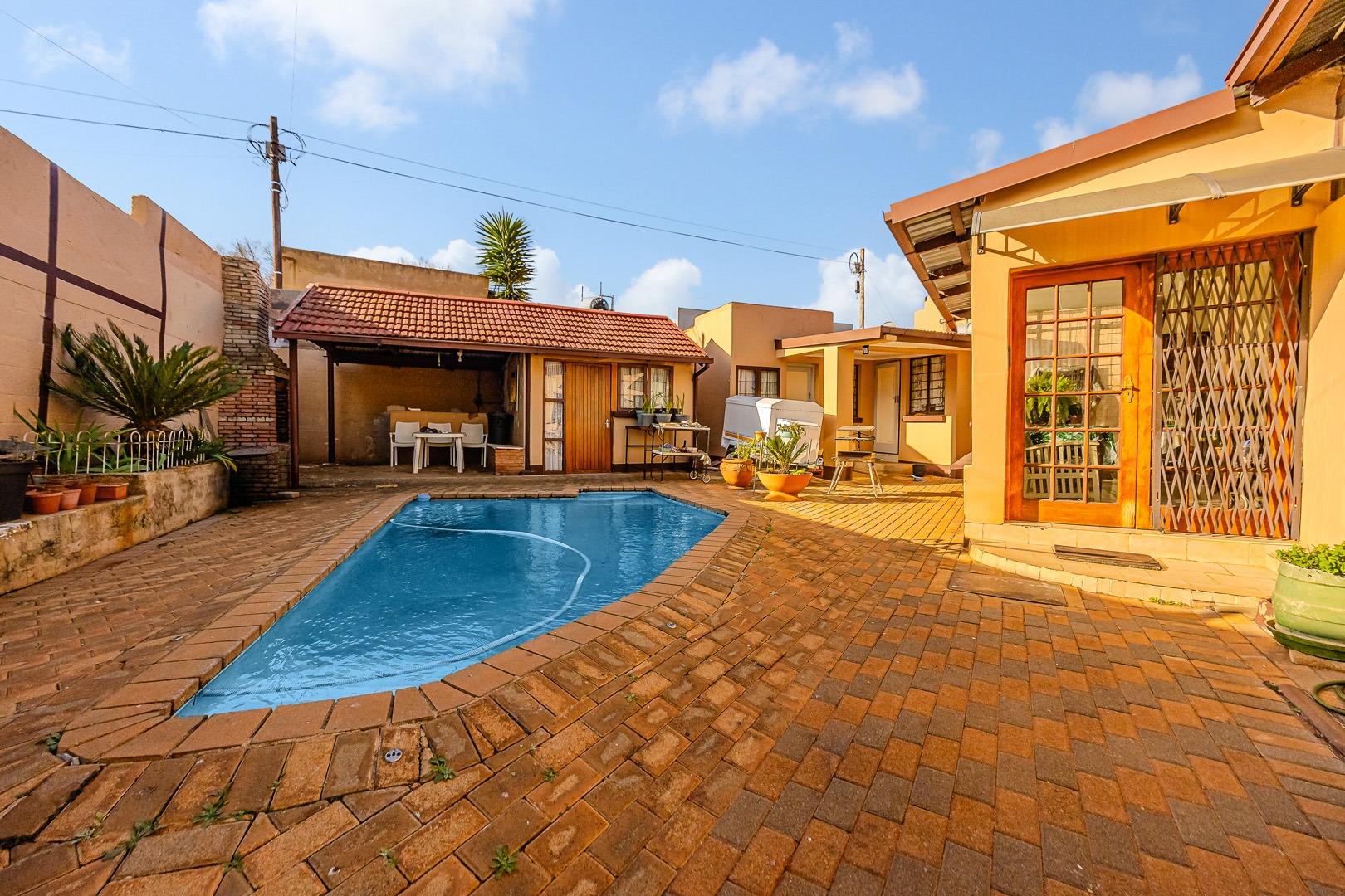 3 Bedroom House for sale in Roodepoort North - P24-117315738