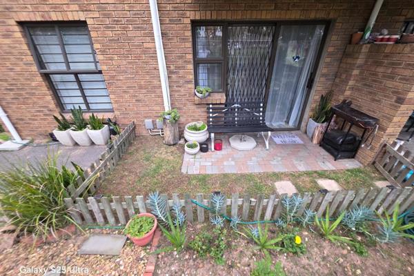 Face brick ground floor apartment in Hyper Villas, Brackenfell.
2 Bedrooms with built-in cupboards, full renovated bathroom, open plan ...