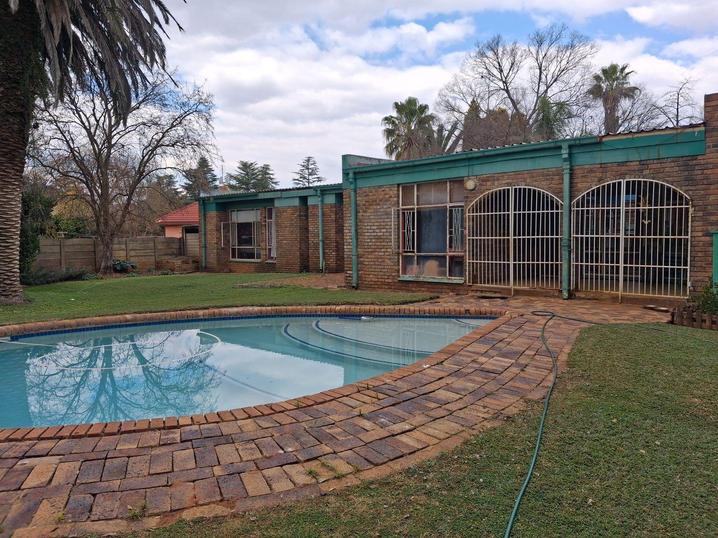 4 Bedroom House for sale in Stilfontein Ext 3 - P24-117327851
