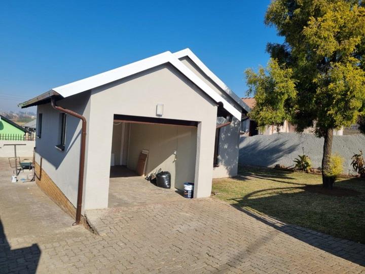 3 Bedroom House for sale in Roodekop - P24-117332076
