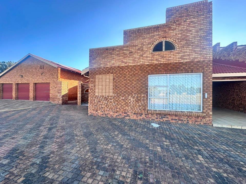 Spacious Zuurbekom Farm Home with Vaulted Comfort in Zuurbekom, Westonaria