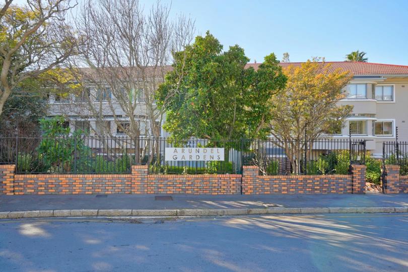 Listing number: P24-117336460, Image number: 3, Front of apartment block