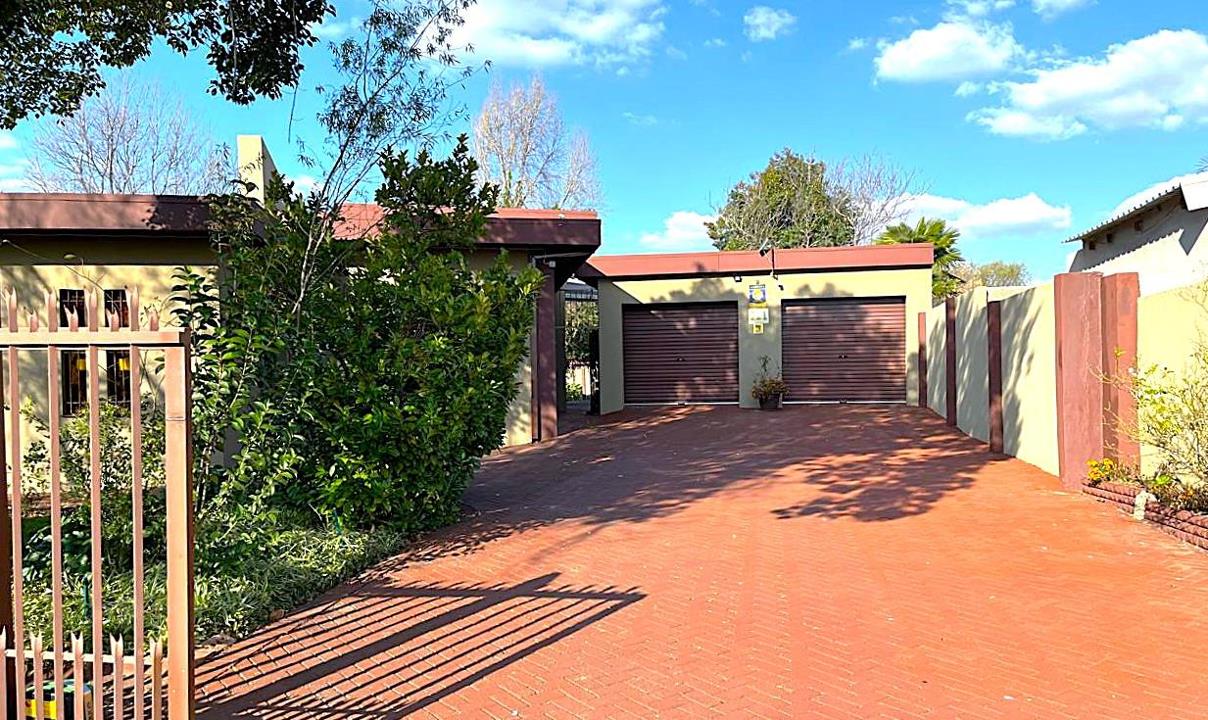4 Bedroom House for sale in Fichardt Park - 19 Kleynveld Street - Bloemfontein