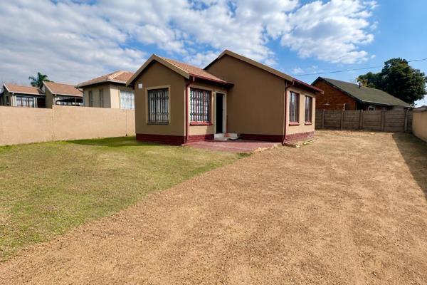 Price: R850 000

This neat and secure 3-bedroom home offers comfortable family living in the heart of Duvha Park. Featuring built-in cupboards in all bedrooms, one bathroom, kitchen and living area, the home is both practical ...