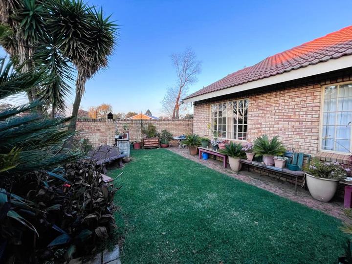 3 Bedroom Townhouse for sale in Strubenvale - P24-117340593