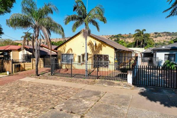 ERF Size: 991m²

Features
3.5 bedrooms 
2 bathrooms 
Large kitchen 
Dining ...
