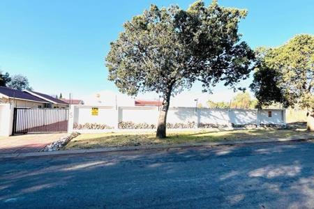 R 2 300 000