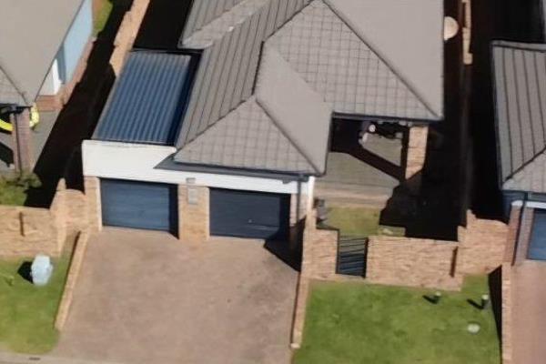 Bargain of the week!!
Beautiful family home ,superbly located in 24 h security ...