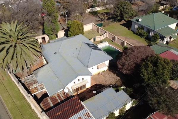 Beautiful family home on corner stand!!
situated at 67 Thistle street
property still ...