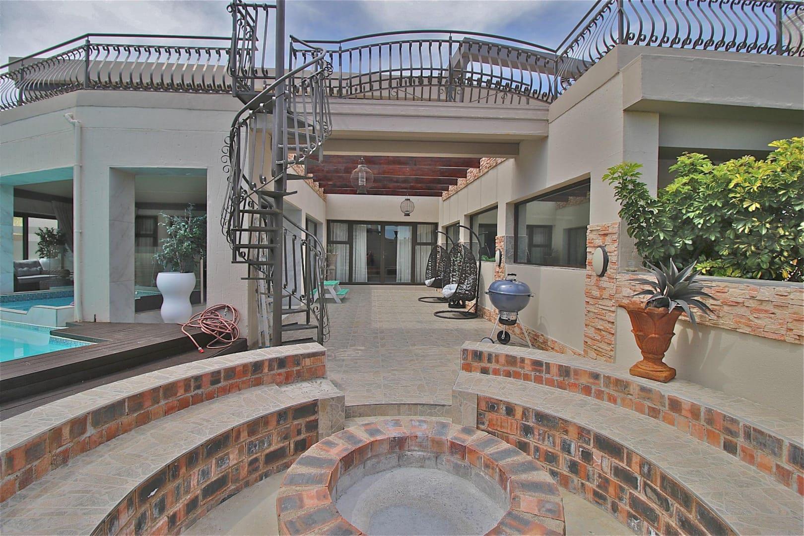 5 Bedroom House for sale in Baronetcy Estate - P24-116140187