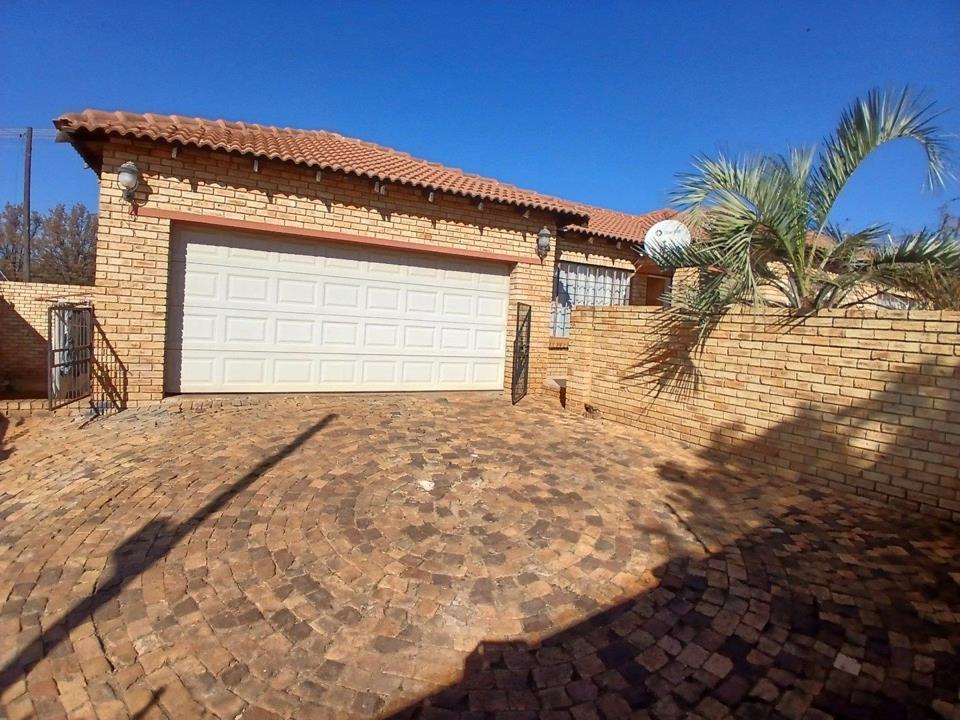Spacious Face brick Townhouse in a Secure complex in Bootha AH, Randfontein
