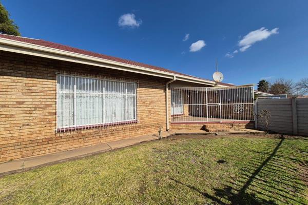 Move straight into this immaculate, pet-friendly townhouse situated in a neat and well-maintained complex. Offering comfortable, low-maintenance living, this home is perfect for first-time buyers, small families, professionals ...