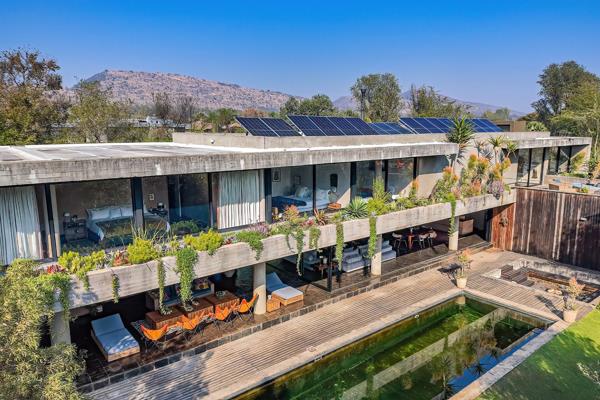 Discover an unparalleled luxury residence nestled within the prestigious The Islands Estate, where sophisticated living harmonises with serene natural beauty. Designed by renowned architect Bryan Dunstan of bd Studio Architects ...