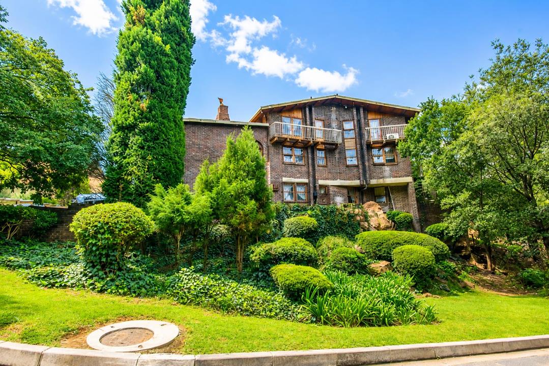 4 Bedroom House for sale in Florida Hills - 4 Matopos Road - Roodepoort