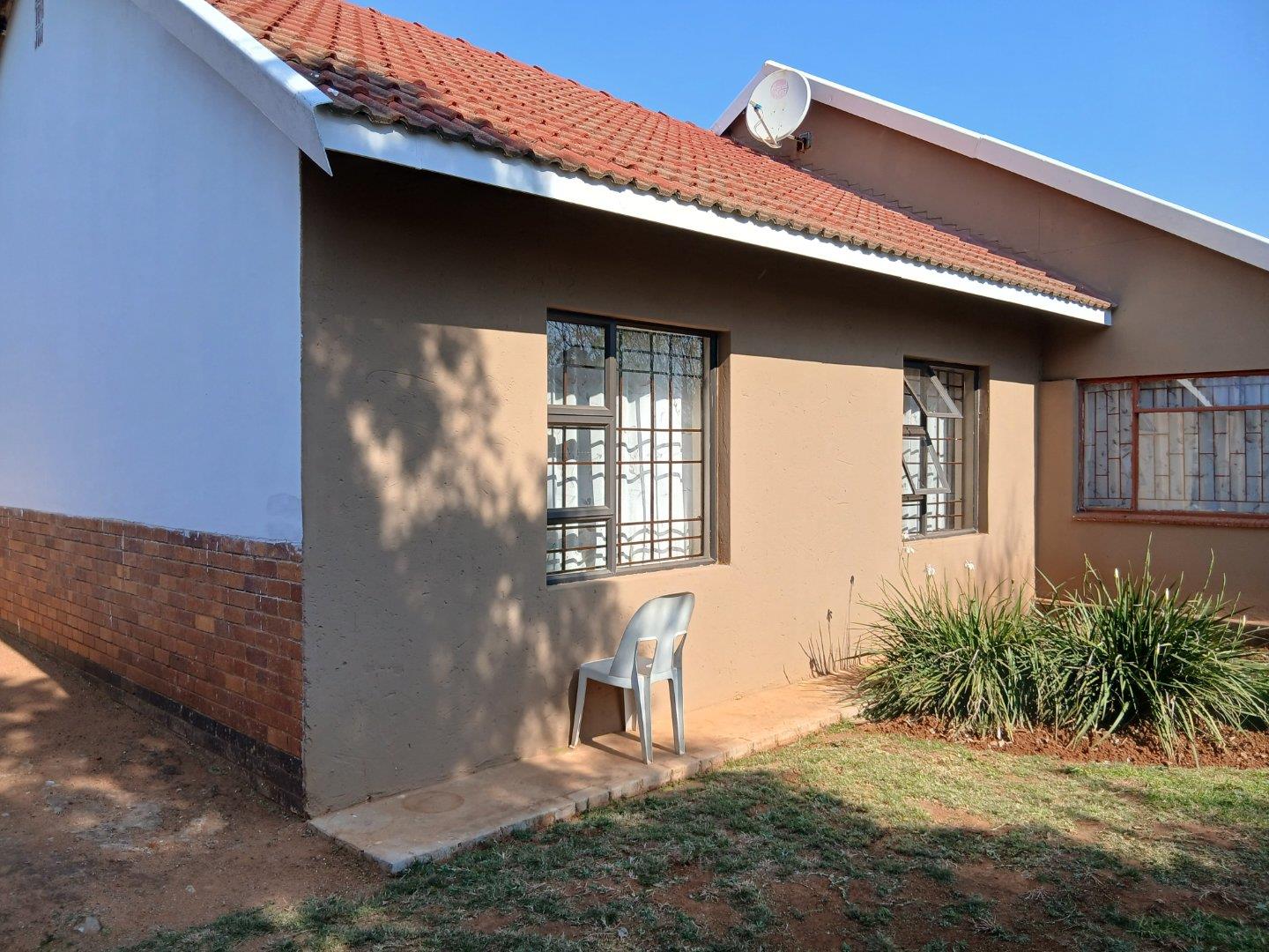 3 Bedroom House for sale in Stilfontein Ext 3 - P24-117374255