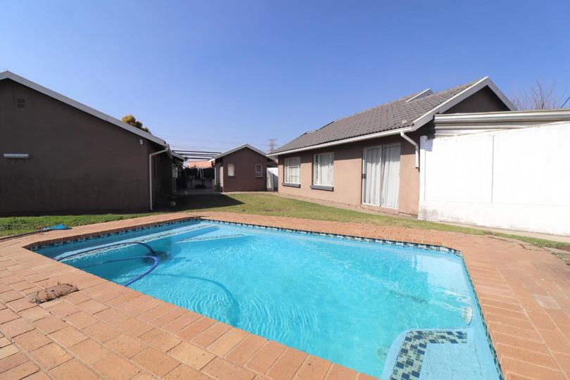 4 Bedroom House for sale in Strubenvale - P24-117375095