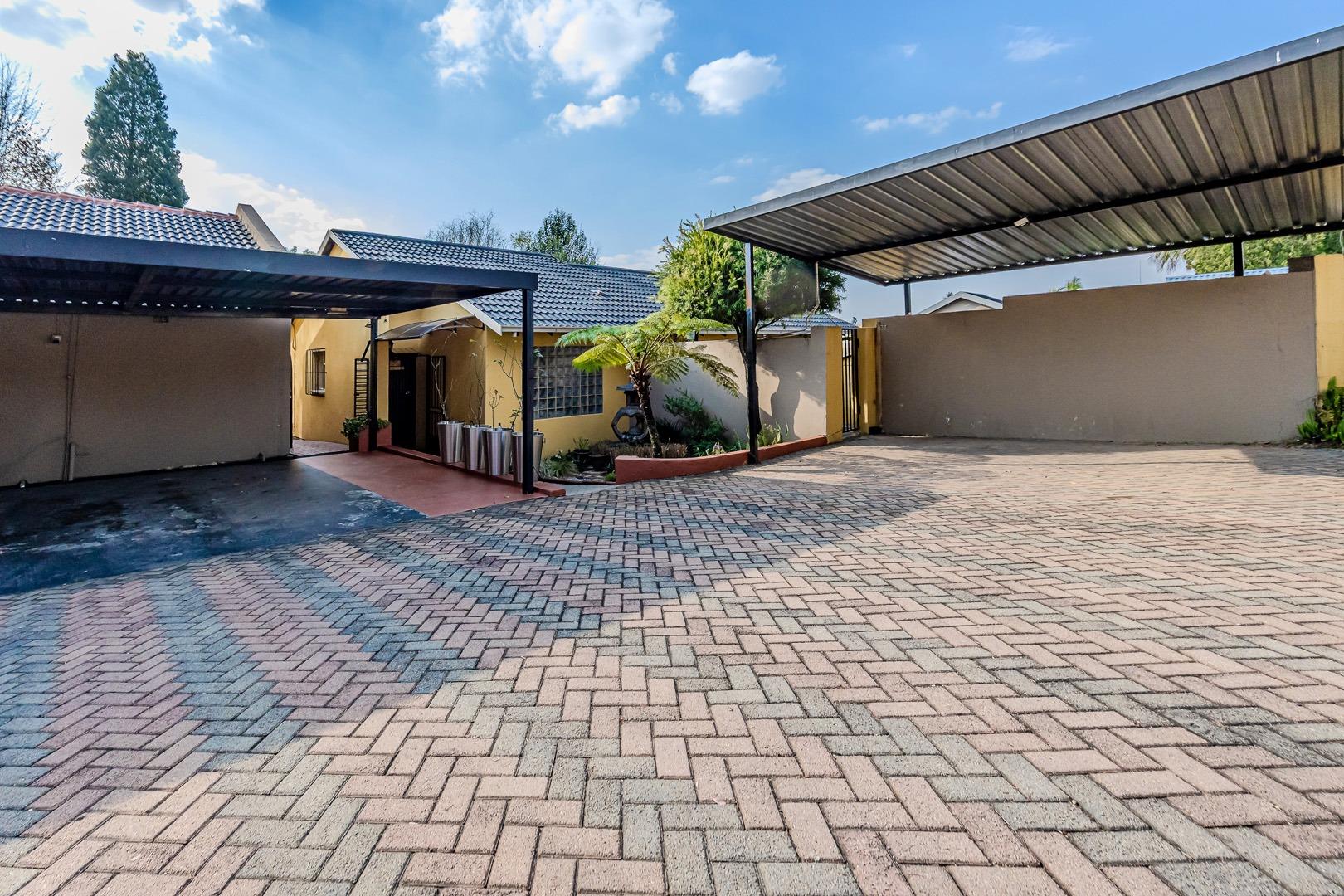 5 Bedroom House for sale in Randpark Ridge - P24-117382703