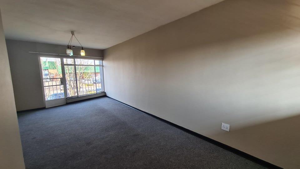 Listing number: P24-106992395, Image number: 2, Open Plan Lounge/Dining Room