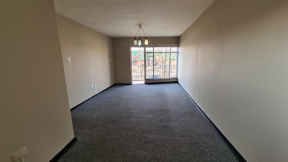 Listing number: P24-106992395, Image number: 3, Open Plan Lounge/Dining Room