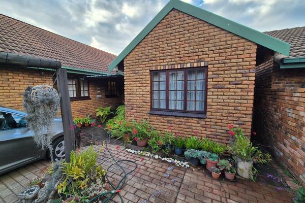 A modern full title house in a security estate as neat as a pin. It has 2 bedrooms, 1 bathroom, kitchen, two living areas and a ...