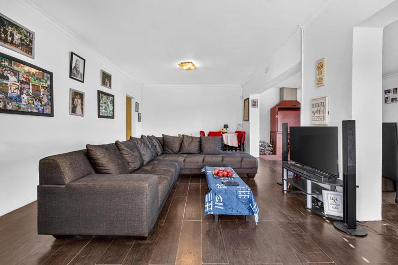Listing number: P24-117390476, Image number: 3