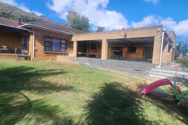 This impressive open-plan face brick home offers ample space, modern convenience, and spectacular views, making it a dream for ...