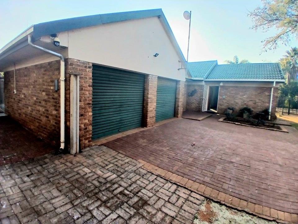 Spacious Westonaria Home with Granny Flat and Safe Yard in Westonaria