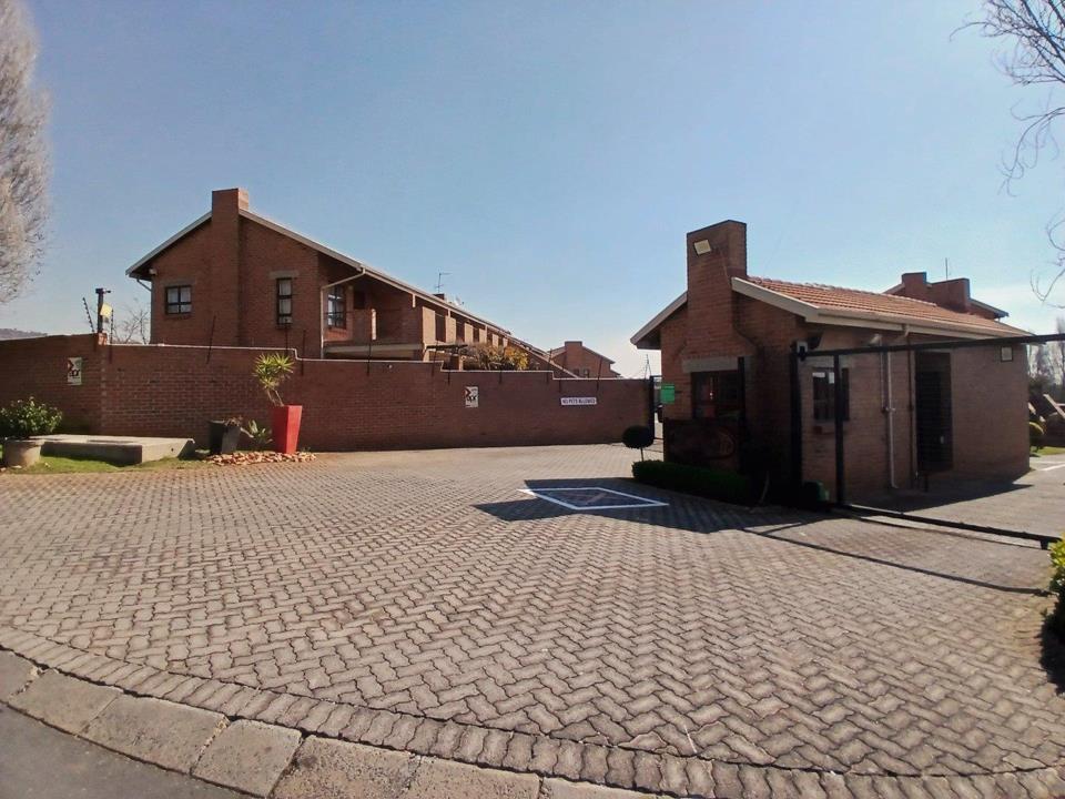 Cosy Amorosa Flat with Secure Parking in Amorosa, Roodepoort