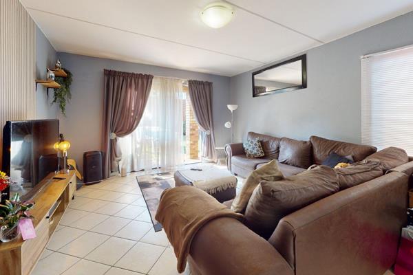 Nestled within a sought-after, well-maintained complex in Benoni, this charming duplex offers the perfect combination of comfort ...