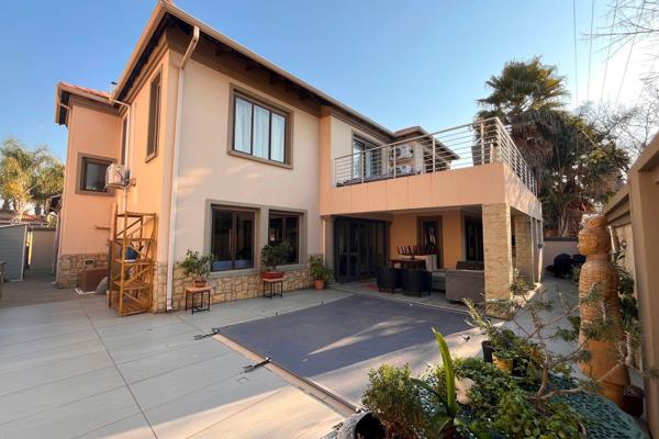 Find your perfect home in this secure and highly sought-after complex in Goedeberg. This free-standing property offers plenty of space ...