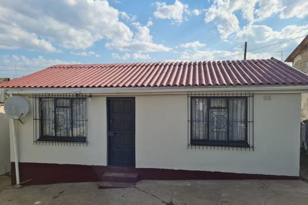 Welcome to this well-kept 4-room house featuring *2 bedrooms*, *1 bathroom*, a bright *dining room*, and a functional *kitchen*. Plus ...