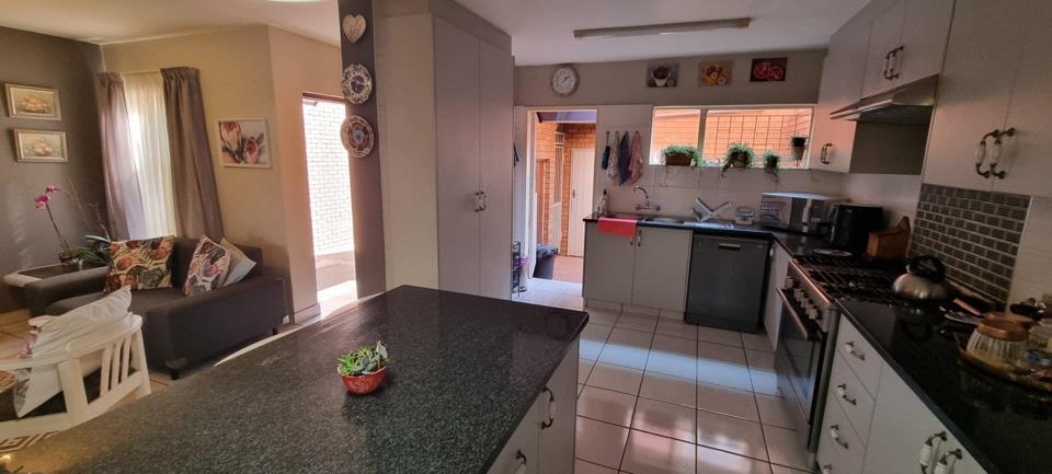 Listing number: P24-117408287, Image number: 2
