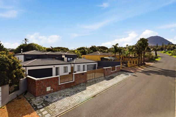 Exclusive Mandate
Luxury Non-distressed Auction - Bidding to start from R4 000 000
There is a higher, non-disclosed reserve ...