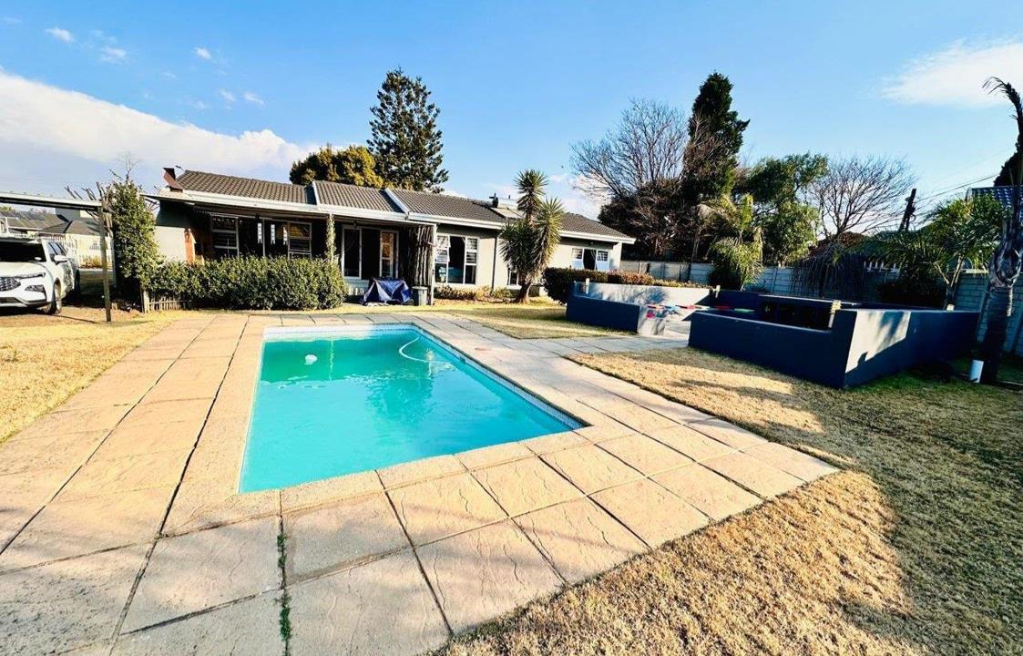 Spacious Randfontein Family Home with Pool and Braai in Helikon Park, Randfontein