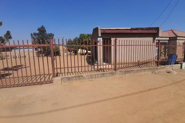 Erf Size: 650 SQM
Building Size: 125 SQM

A double stand sized stand property with a 2 bedroom house :
Walled fenced with Devil's ...