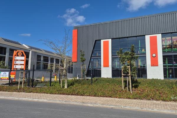 This 847m2 warehouse to rent in Kraaifontein is ideally suited to warehousing ...