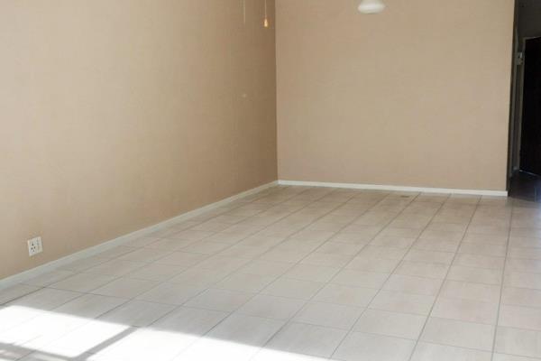 This 1 Bedroom flat in on the 2nd floor in Montgomery Court.
The bedroom is spacious with build in cupboards as well and is separated ...