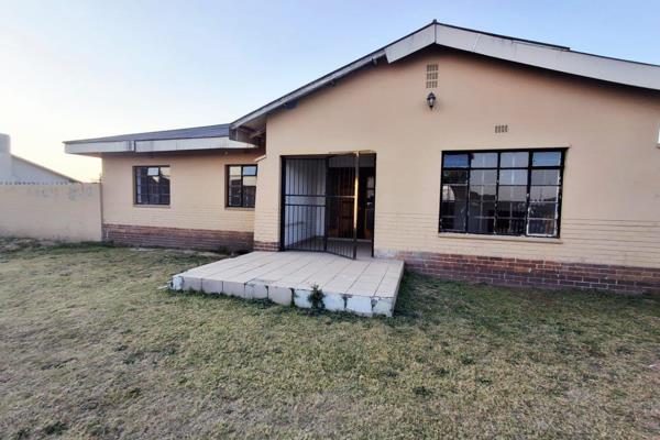 This spacious and versatile property offers comfortable family living with additional accommodation, making it ideal for extended ...
