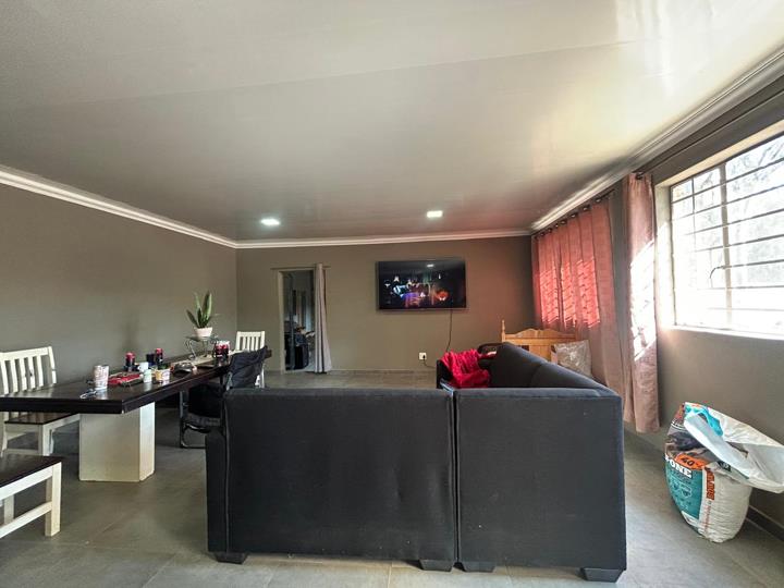 Listing number: P24-117448856, Image number: 2, Lounge and Entrance