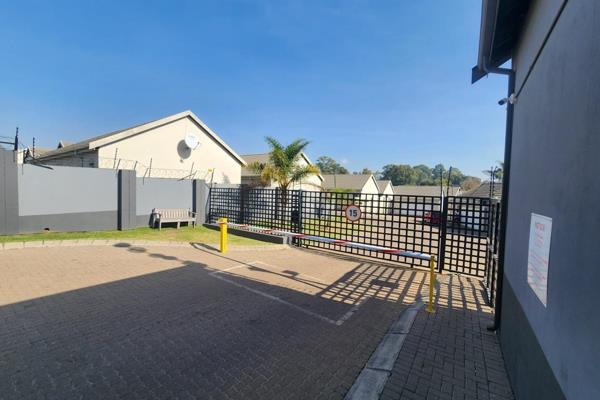This 3 bedroom is situated in a quiet and safe area close to schools, shopping centres and main roads.

It offers
2 bathrooms with ...