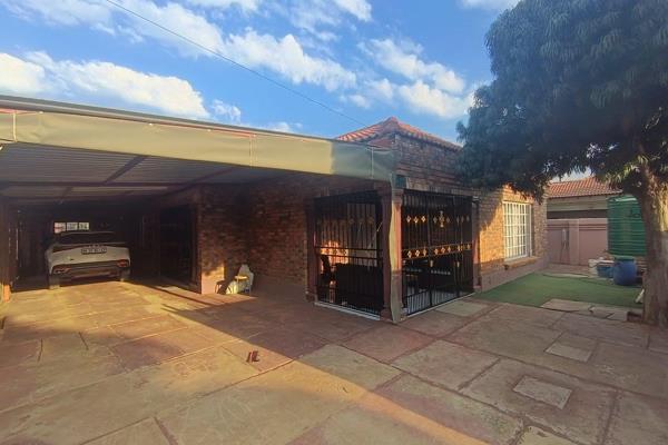 Three bedroom main bedroom en-suite, with jaguzi closet, second bathroom with shower and bath. All bedrooms with fitted wholedrops ...