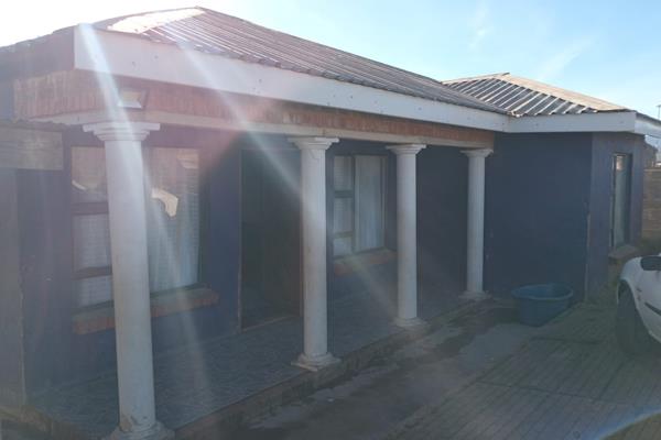 This 3-bedroom home is perfectly situated in Sophumelela, Keiskammahoek, offering comfortable family living in a convenient location. ...