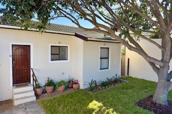 Set at the foot of the Capri mountainside, in a quiet and pretty cul-de-sac, you will find a sunny, open-plan cottage with wonderful ...