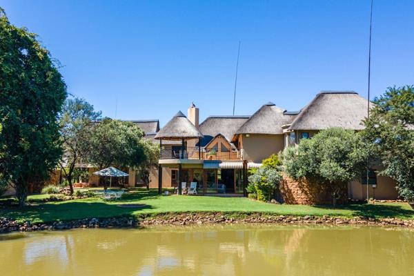 Sold!  An incredible opportunity for the bush-lover!  A gentleman's estate on more than 2 acres (8500 sqm) of natural bushveld, in ...