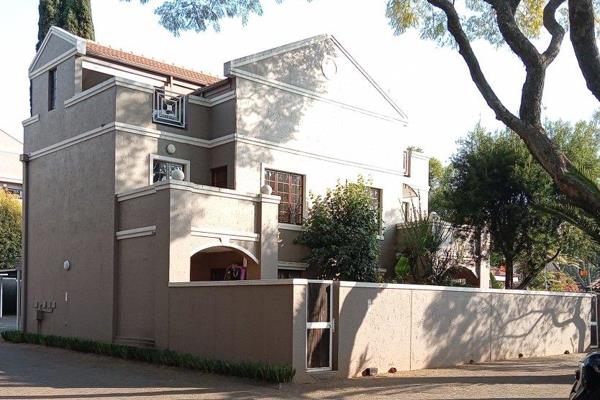 Step into a sunny Riviera apartment where comfort meets convenience. This 2 bedroom flat sits in a security gated complex with electric ...